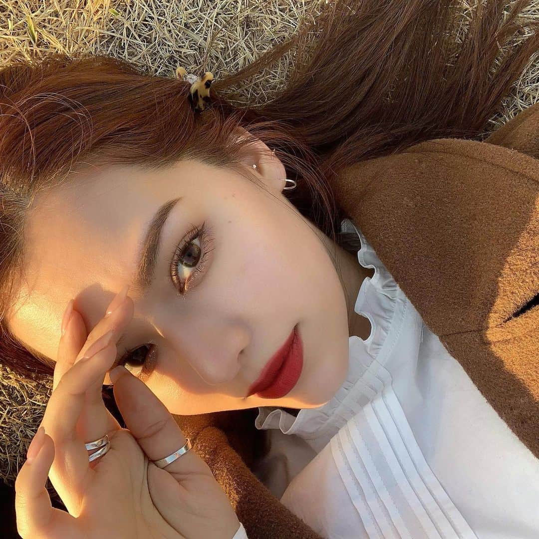 のインスタグラム：「🌇 だんだんあったかくなってきたねって ボーッとしながら友達と話してたら しっかり冷えた夕方😌 #めっちゃ草ついた」