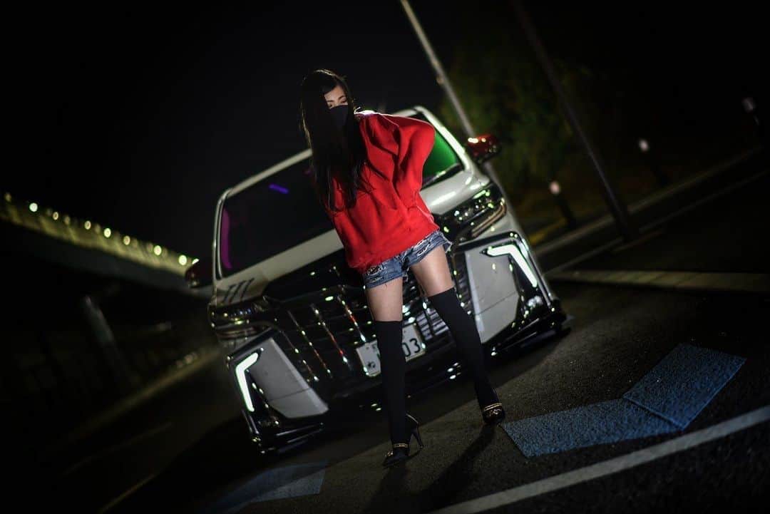 のインスタグラム：「📷&🚘 @shunpei_1103 さん❤️. . ぺーさん号のキャンギャル写真❤️. まだまだあるぜ✨. 素敵なお写真ありがとうございます😊. . . #アルファード #トヨタ #アルファード30後期 #アルヴェル #エアサス #ファンキーゴースト #車好き女子 #車好き男子 #車好きな人と繋がりたいフォローミー #キャンギャル #レースクイーン #モデル #被写体 #撮影 #集まり #ミーティング #cargirl #car #carphotography #夜撮影 #ニーハイ #美脚 #絶対領域 #kneehighsocks #ヒール #脚 #セクシーカーガールズ #セクシー #sexy #パーカー」