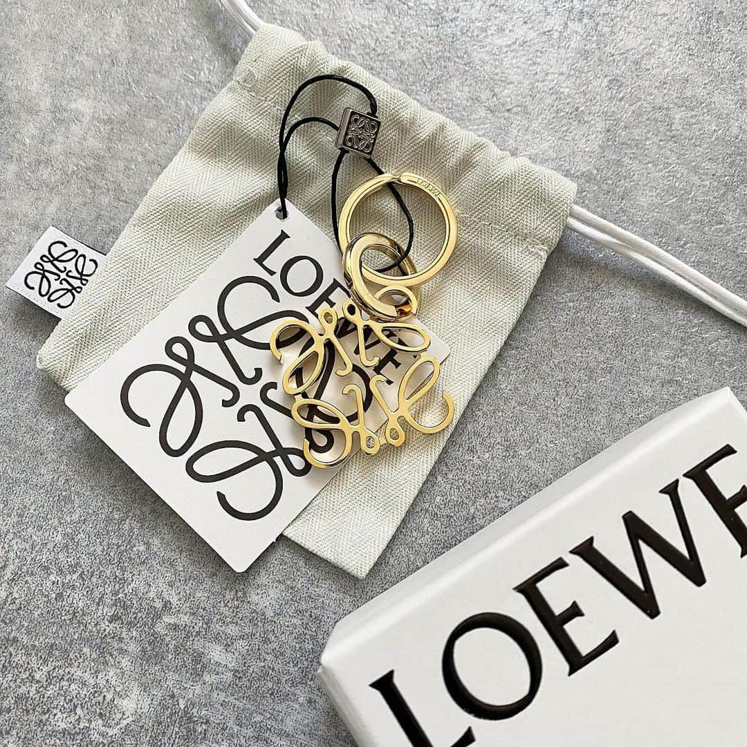 makoさんのインスタグラム写真 - (makoInstagram)「2021.3.11  LOEWE Anagram Keyring𓍯𓍯  名前の通り鍵に付けるつもりで選んだけど、手持ちのバッグに付けても可愛くて使い道に迷ってる😂  ちなみに今回はSTYLE HAUS さん(@stylehaus_official )との取り組みでBUYMA( @buyma_official )で購入✨  BUYMAだと公式より安く買えるし、田舎に住んでる私にとって、近くに店舗がないブランドのものも気軽に購入できるから、よく利用してます💕🙏🏻  #stylehaus #stylehauspr #buyma #buymapr」3月11日 20時00分 - _____ma.k.o