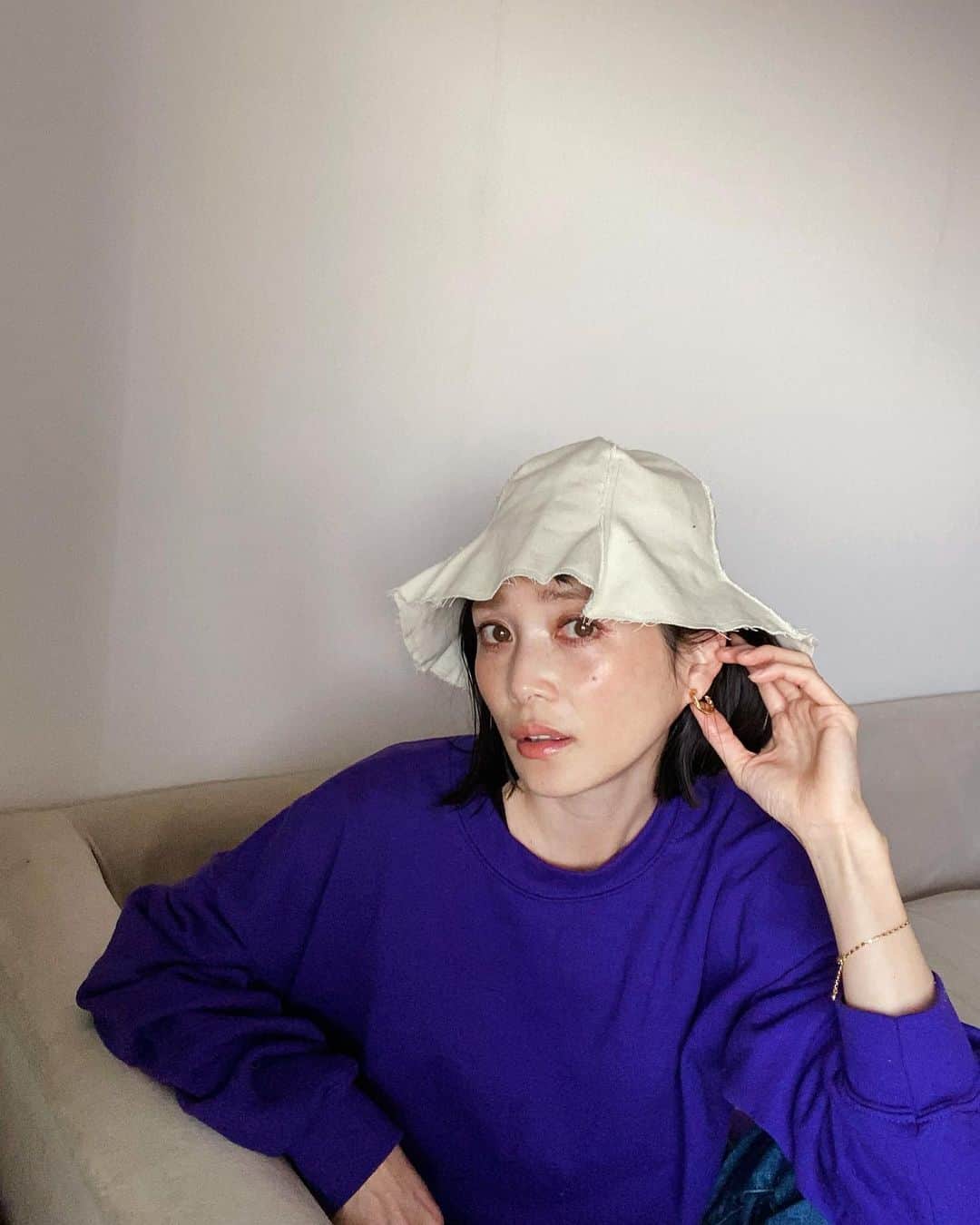 のインスタグラム：「✳︎ 最近のお散歩👩‍👧日焼け対策必須アイテム🎩 可愛い帽子をかれこれずっっと探してたんだけど、ようやくみつけた🤍  ノースリーブにも合わせたいな🏖 #春夏 #帽子 #紫外線こわい 🌈🌞」