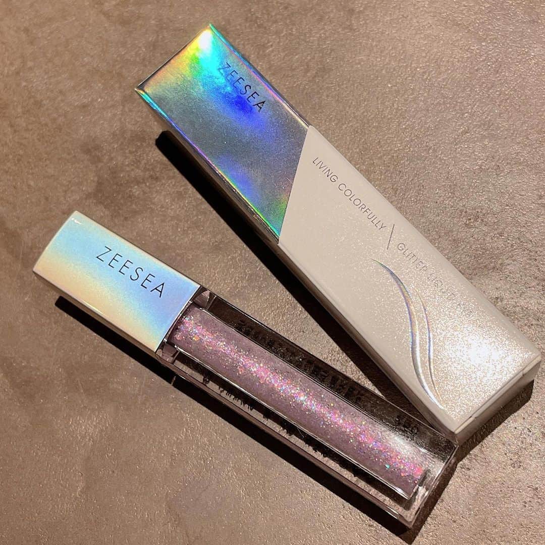 のインスタグラム：「🧍🏻‍♀️ Qoo10のメガ割で購入 ZEESEAのリキッドアイシャドウ アイシャドウですけど、 涙袋とか下まぶたのアイラインで 使ってもいいと思う！  この筆の細さ、素敵✨  ダイヤモンドシリーズ💎 星空リキッドアイシャドウ ステンドグラスってお色にしました  #qoo10  #zeesea」