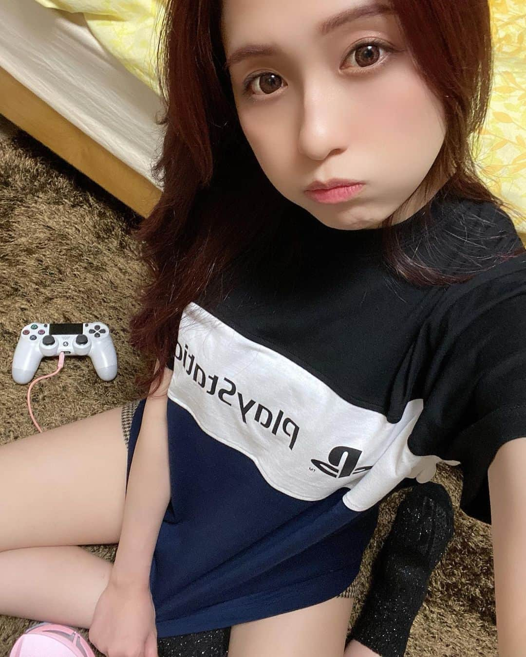 横田りかさんのインスタグラム写真 - (横田りかInstagram)「﻿ ゲーム好きにはたまらないTシャツを﻿ 紹介したいと思います✨﻿ ﻿ 衣類ブランドのAvail(@gravail )とプレステが﻿ コラボしました:︎ִֶָ 𖤐៹﻿ ﻿ 発売日は3月13日からです👕👚﻿ ﻿ 私とお揃いにする？﻿ いろちにする？？？﻿ ﻿ 着心地も最高だよ👍🏻✨✨﻿ ﻿ ﻿ ﻿ #アベイル #avail #プレステコラボ﻿ #ゲーム女子 #ゲーマー女子﻿ #Tシャツ #APEXLegends﻿ #PlayStation #プレイステーション #PS4﻿ #apex #ゲーム大好き﻿ #black #white #beauty #cute ﻿ #lady #cosme #followme #girl #favorite ﻿ #赤髪 #beautiful #enjoy﻿ #winter #happy #thankyou #cosumetics﻿ #make #makeup」3月11日 20時07分 - rika_yokota