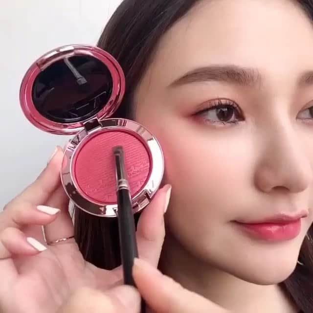 M∙A∙C Cosmetics Japanのインスタグラム：「光を味方につけて輝きを放つエクストラ ディメンション ブラッシュ🌸 アイシャドウやチークとして幅広くお使いいただけます✨夜桜をイメージした今だけの限定パッケージはギフトにもおすすめ💕  ㅤ 【使用製品】 ☑︎アイシャドウ：エクストラ ディメンション ブラッシュ アンダー マイ プラム ☑︎チーク：エクストラ ディメンション ブラッシュ ルック, ドント タッチ!  ㅤ Regram from @maccosmeticstaiwan  #MACBLACKCHERRY #MACブラックチェリー」