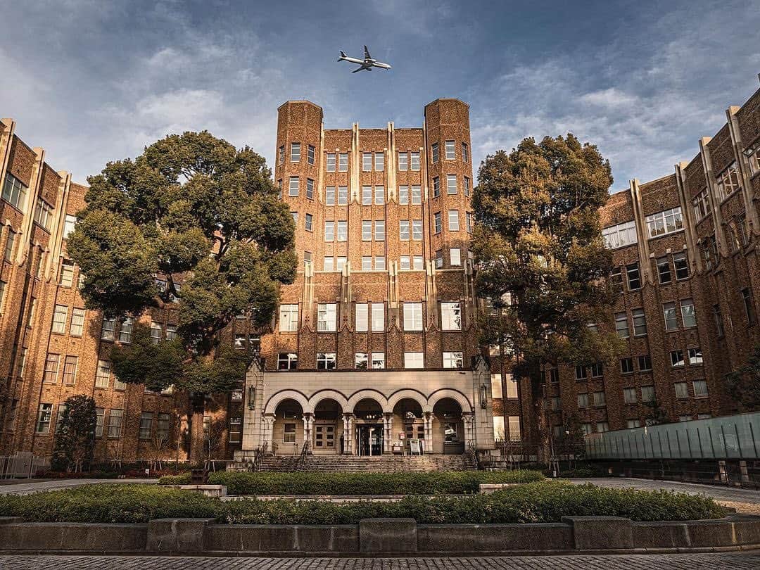 Promoting Tokyo Culture都庁文化振興部さんのインスタグラム写真 - (Promoting Tokyo Culture都庁文化振興部Instagram)「The former National Institute of Public Health building, where research was conducted with the aim of improving public health in the country, was a Gothic-style building built in 1938 🏛 It’s now a complex used for multiple purposes such as an after-school children’s day-care centre and museum of local history. - 日本の公衆衛生の向上を目的とした調査や研究が行われていた旧公衆衛生院は1938年建設のゴシック調建築🏛 現在は郷土歴史館を中心とした複合施設として活用・保存されています。  #tokyoartsandculture 📸: @k.j.y.m」3月11日 20時24分 - tokyoartsandculture