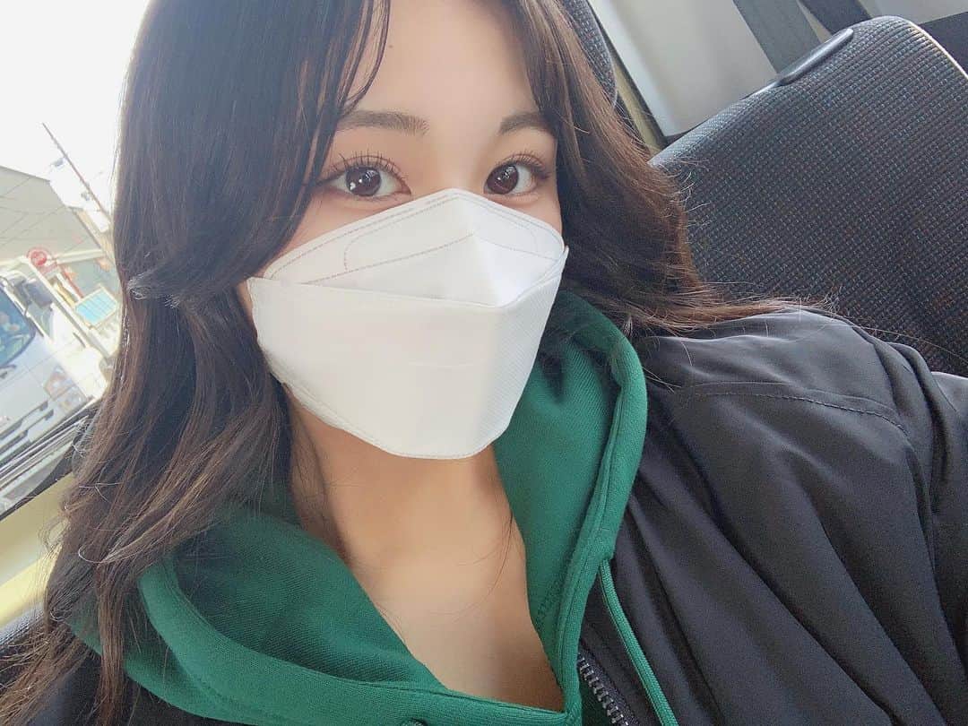 宮丸くるみのインスタグラム：「韓国マスクが良すぎた…！(,,･ω･,,) 今の時期マスクでメイク崩れてやだなあと思ってる人にもめっちゃオススメ♥ メイクが全然崩れないの！  ・ ・ ・  #リリバリ #lilyofthevalley #アイドル #idol #ロングヘア #かきあげ前髪 #黒髪 #巻き髪 #パーカー #マスク #韓国マスク #美容 #メイク #メイク崩れ防止」