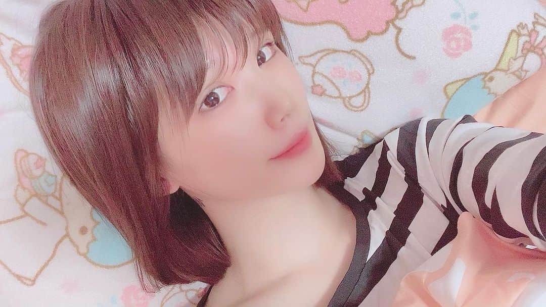 涼宮琴音のインスタグラム：「髪の毛暗くしたのに少しづつ色抜けてきて明るくなってきたかな。またまたドすっぴんですいません。」