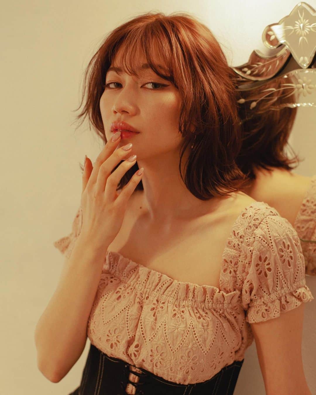 山本ソニアのインスタグラム：「🖤💄  HONEY MI HONEY x Shape of Tomorrow 2021 Summer Collaboration 🤍  レディーな雰囲気で甘辛なテイストに🖤 モード感を出すことも、ガーリーにも変身できる組み合わせに💗  予約販売は14日正午までです！ ハニーミーハニーのウェブにて是非チェックしてみてください❤︎  #shapeoftomorrow  #honeymihoney  @shapeoftomorrow  @honeymihoney_official」