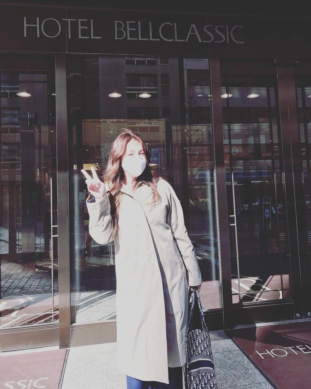 のインスタグラム：「忘れられる日を待つ…  のではない。  忘れてはいけない。  記憶に残すことが未来をつくる。  人それぞれの3.11。  今日は 大切な未来のための ミーティングを ホテルベルクラッシックで行った。  あえてピース✌️  心を込めて。 Happyで^ ^  プロフィール画面に記載のURLより 通販サイト「神取屋」に飛べます^ ^  コロナ禍に携わる 全てのお仕事の皆様。  心から 感謝しています。  引き続き油断せず お気をつけて お過ごし下さいませ。  #井上貴子  #LLPWX #女子プロレス #紅緒と柊音 #トイプードル #べにひお #それぞれの3.11 #東日本大震災 #忘れない #あえてピース #LLPWX通販サイト神取屋 #TikTokはじめてみた #Twitterも見てね #感謝 #STOPCOVID19」
