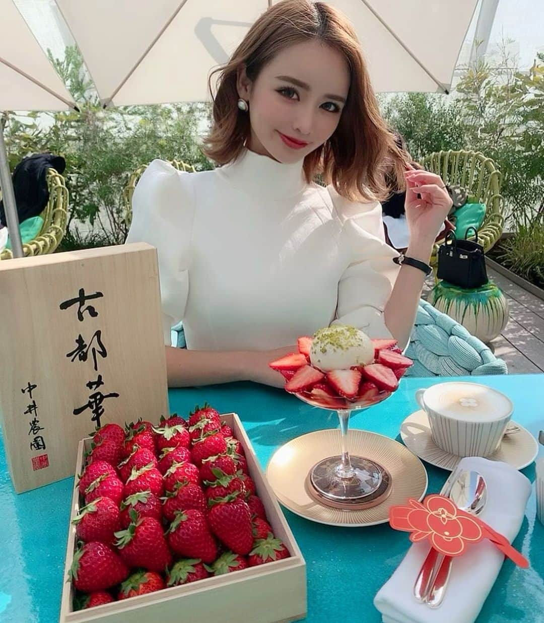 姫奈のインスタグラム：「. . 天気良かったから 初めてテラスでカフェした🥳✨ ヴィトンカフェの雰囲気とか 空間が可愛すぎて良く来てる♡ 今のシーズンなら古都華の苺🍓が 食べれるからオススメです🥰💕✨ . . . #ヴィトンカフェ #古都華 #苺」