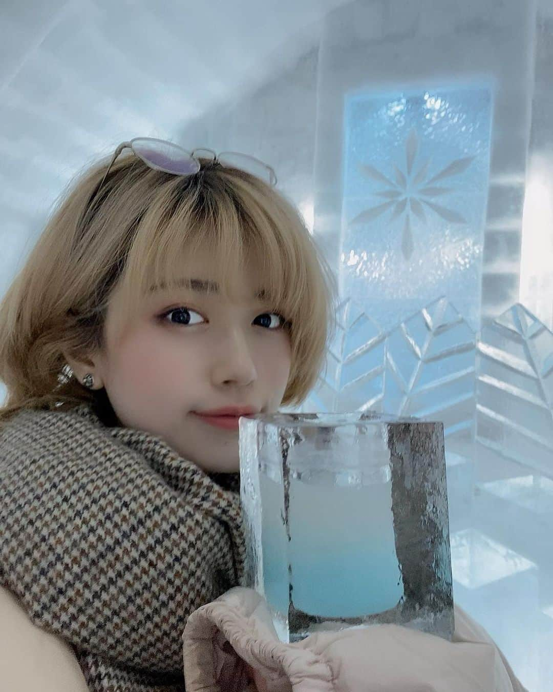 藤堂なえみさんのインスタグラム写真 - (藤堂なえみInstagram)「ICE BAR🧊❄️ お酒もあるし、ジュースもあるし✨  氷のグラス🧊🥂  なまらしばれるぅ〜笑笑😆  #北海道 #コタン #然別湖 #然別湖コタン  #雪国 #鎌倉 #コタン温泉 #足湯 #旅行 #旅行好きな人と繋がりたい #自由な生活 #フリーランス #フリーランス女子 #趣味にいきる」3月11日 20時41分 - naestagramdayo