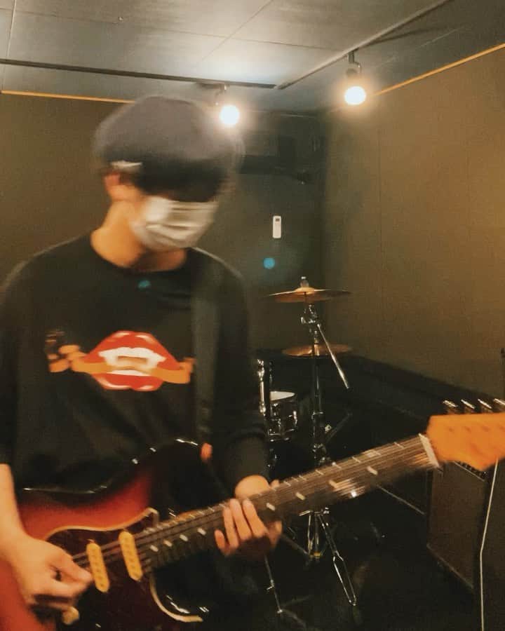 小野武正のインスタグラム：「#わしつなぎ #guitar」