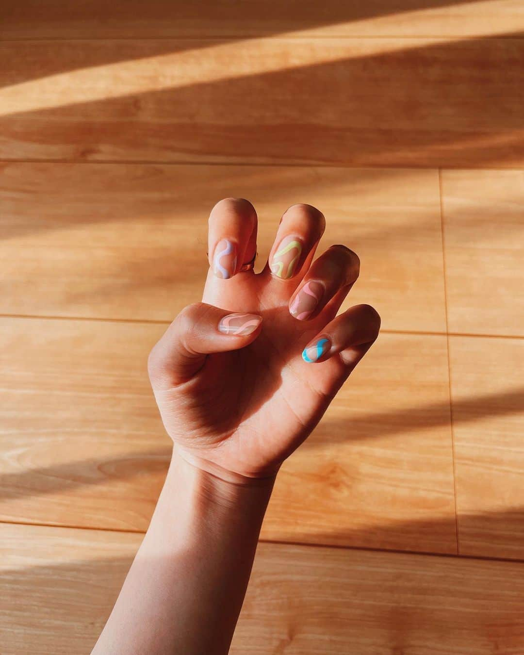 河北麻友子さんのインスタグラム写真 - (河北麻友子Instagram)「🧡💜💖💛💙 I spy with my little eye a doggie with his ducky...👀🐶🐥😍 #NewNails #MayukoKawakitaNails」3月11日 20時50分 - mayukokawakitaofficial