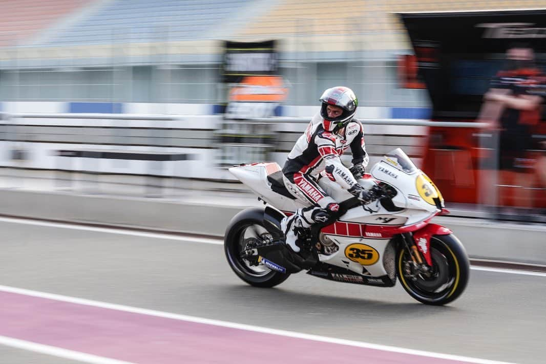 カル・クラッチローさんのインスタグラム写真 - (カル・クラッチローInstagram)「The livery on track 🔥🔥🔥 @yamahamotogp  📸 @cormacgp」3月11日 20時51分 - calcrutchlow