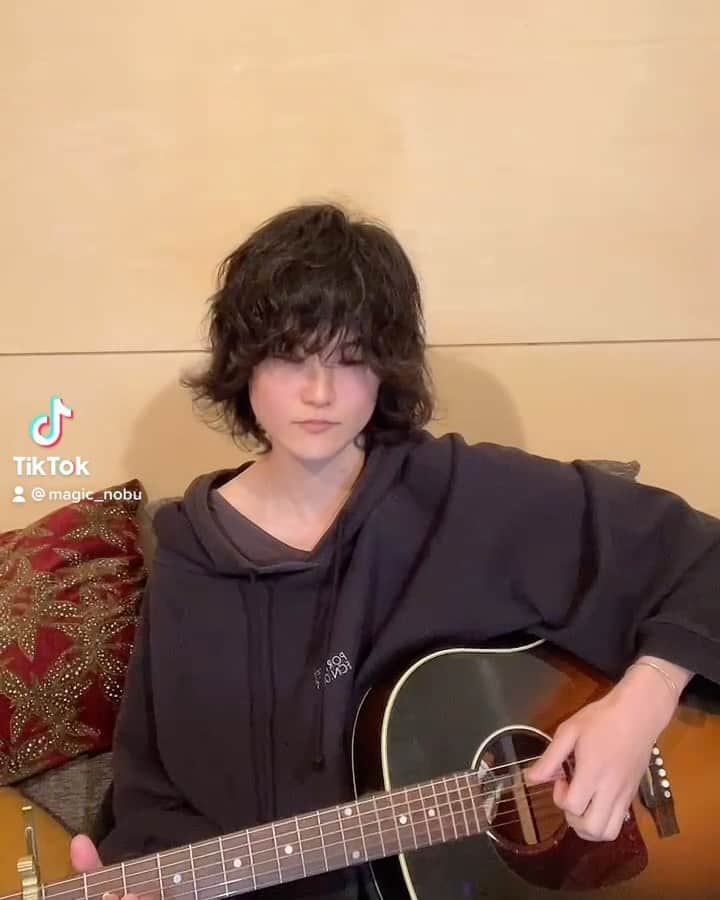 高津戸信幸のインスタグラム：「【弾き語り】ドライフラワー / 優里 /  #ドライフラワー #優里 #弾き語り #cover #歌ってみた #ギター」
