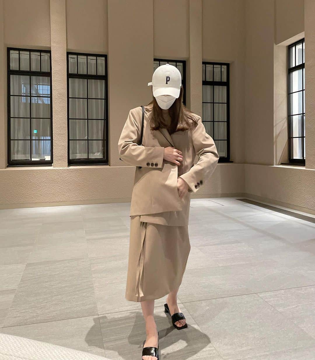 i am aiのインスタグラム：「🛴🤍🧢 ㅤㅤㅤㅤㅤㅤㅤㅤㅤㅤㅤㅤㅤ ㅤㅤㅤㅤㅤㅤㅤㅤㅤㅤㅤㅤㅤ このスリットジャケが ほんとーに可愛くてだいすきなのでこっちにもup🤍🤍 (pnも見てくださっている方重複ごめんなさい 大胆なカットが新鮮🤸🏻 ジャケットは大好きなアイテムだからたくさん持ってるけど、このことびきりにタイプです。  キャップはこの春夏必須! なにに合わせても今っぽく 旬なコーデに落とし込めるアイテム✨ ponの"P"です🐣笑 ㅤㅤㅤㅤㅤㅤㅤㅤㅤㅤㅤㅤㅤ #キャップ #セットアップコーデ #shoponpon」