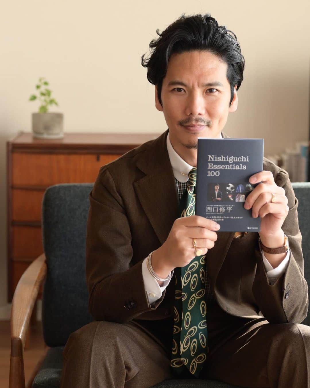 のインスタグラム：「My new book "Nishiguchi Essentials 100" is released today! ・ 3/11（木）私の新しい著書「Nishiguchi Essentials 100」を無事出版することが出来ました。 フォロワーの皆様に支えられての事で、本当に感謝しております。また、出版に際しましては沢山のスタッフの方々に力になって頂きました。本当にありがとうございます。  こちらの本は私が一生愛せる名品を100点に厳選しています。 私は拘り過ぎないこと、型にハマり過ぎないことに拘りたいと思っています。それが私のスタイルだと思っています。 その為本書は高い安い、新しい古い、有名無名、クラシック、デザイナーズ、ビンテージなど全く関係なくフラットな目線で見て、私自身が本当に良いと思うモノだけに厳選しています。  大切なのは"自分の物差しでモノを選び愛すること"。  モノを通して毎日がより自分らしく、人生が豊かになっていく。本書を通してその喜びを知って頂きたく皆様のお手伝いが出来れば幸いです。 本当はもっともっと沢山紹介したいのですが、また次回にということで笑  とても読みやすい本になっておりますのでウェブは勿論、全国書店でも販売されますので是非、手に取ってご覧頂ければ幸いです。  西口 修平  ・ #essential #instafashion #picoftheday #mensstreetstyle #dapper #trend #influence #gentleman #bestoftheday #spezzatura #ootd」
