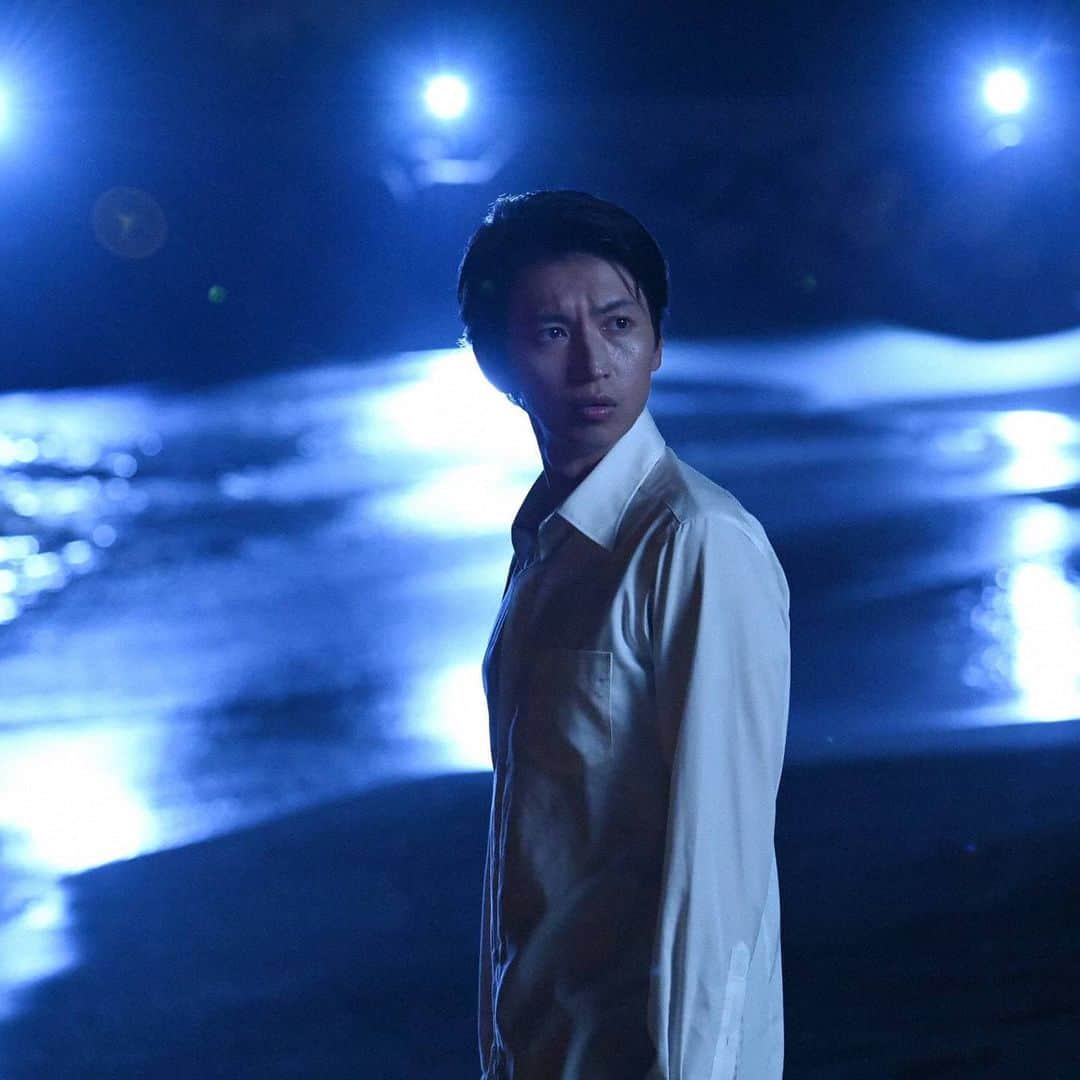 知ってるワイフのインスタグラム：「／ #知ってるワイフ 10話まで あと1時間❗ ＼  その前に… “知ってる”と役立つ⁉️ 　　　　　　10話🔑ポイント  元春(#大倉忠義)が 一人たたずむ夜の海🌃  そこは 昔の澪(#広瀬アリス)と来た海で、 今の澪とも来た海  なぜそこに…⁉️」
