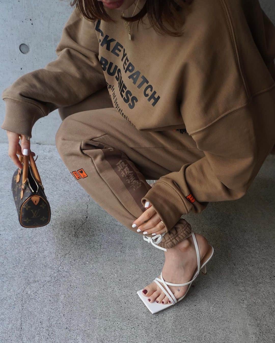 BENIのインスタグラム：「mama like it cozy🍫 スウェットですがちょいとお仕事〜 新しいこと、初めてのこと 色々と企んでいますっっ」