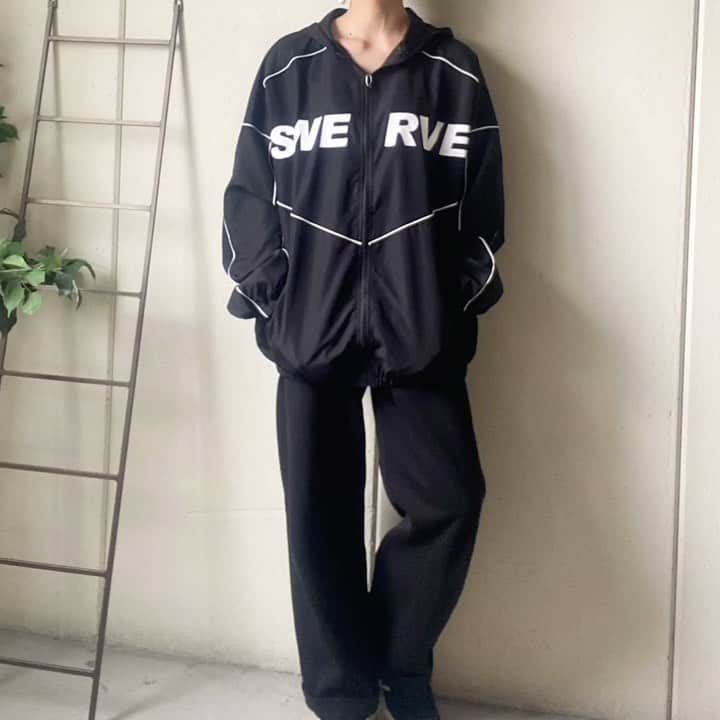 のインスタグラム：「. . お問い合わせ多数✨ スポカジお洒落アウターのご紹介です♪ . . 実際着用しての感想ですが とにかくシルエットが可愛い！ . . 隠してほしいとこは隠して 抜け感出して欲しいとこは出してくれる✨✨✨ . . ハットやキャップ被って スニーカー履いて 思いっきりスポカジにしちゃっても めちゃくちゃ可愛いと思います！ . . . こういう軽いアウターは 春アウターだけじゃなく、 日差し避けや 夏は水着の上から羽織っても可愛いので 使えるシーン多くて🙆‍♀️🙆‍♀️🙆‍♀️◎ 持ってて損なしです✨ . . . 写真タップで 商品ページへ飛びます✈︎✈︎✈ （topのURLからでもご購入していただけます︎♪） ・ ・ EXSOME公式LINEがあるので フォローして頂けると嬉しいです✌︎ ⬇︎ . . 公式LINE @efc0920h（アットマークから） . . . #mamagirl  #mineby3mootd #お洒落さんと繋がりたい  #アウター  #スタジャン  #ジャンパー  #古着女子  #春コーデ  #ママコーデ  #カジュアルコーデ #春アウター  #シンプルコーデ」