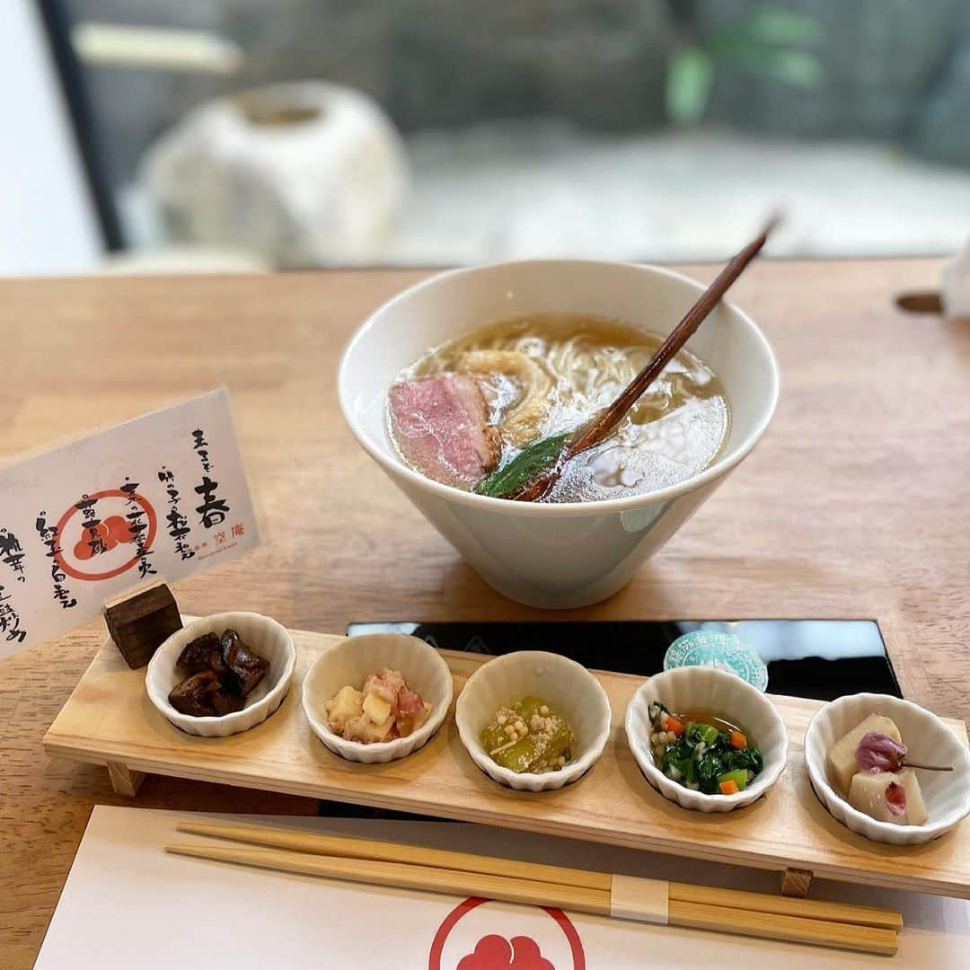 もーさんさんのインスタグラム写真 - (もーさんInstagram)「╰(*´︶`*)╯♡ ♡♡♡ 緑区にあるラーメン屋さん🍜 ・ 📍空庵 @shurakutei.kuuan  ・ 前菜が付いたラーメン屋さん♡ ずっと 来てみたくて😊 気合を入れて〜行ったら なんと1番乗り🙌 お庭が見える特等席に😍😍 ・ まず 前菜が運ばれて来ます〜 春がいっぱいの前菜🌸 めちゃ美味しい😋りんご🍎の白和え1番好き♡♡ ・ ◎塩のトリュフラーメン ¥1350   羊乳チーズ茶漬 ¥250 ・ トリュフオイルの香りが〜 さっぱり塩ラーメンに自家製タルトゥファータをとかして味わい深くスープに(≧∀≦)♡ 〆は 羊乳チーズにスープを入れて茶漬けに チーズがとけて美味しい😋 ・ @aaaka.178 が食べた ◎彩り納豆ラーメン ¥980   梅茶漬 ・ 納豆〜って！思ったけど 食べやすかったよ！ (少しもらった納豆苦手😅) ・ @deviltiecharm.ma が食べた ◎塩の山椒ラーメン ¥980   味噌ごぼう茶漬 ・ 人気店で開店前から並んでたよ ・ とっても綺麗な店内で お庭を眺めながらゆったりラーメン食べるのいいね🙌 ・ 〆の茶漬けが👍 ・ ・ 〜＊〜＊〜＊〜 #空庵#緑区ラーメン#緑区ランチ#塩トリュフラーメン#彩り納豆ラーメン#塩の山椒ラーメン#〆の茶漬#羊乳チーズ茶漬#名古屋ラーメン#麺活 #麺スタグラム #名古屋インスタ交流会 #genic_food #あいなご#ナゴレコ#ジェニサーチ#travel #グルメディア#retrip_nagoya #インスタグルメアワード2021 #aumoグルメ #愛知ラーメン#名古屋グルメ#東海グルメ#ラーメン#前菜付きラーメン」3月11日 21時21分 - mouusan