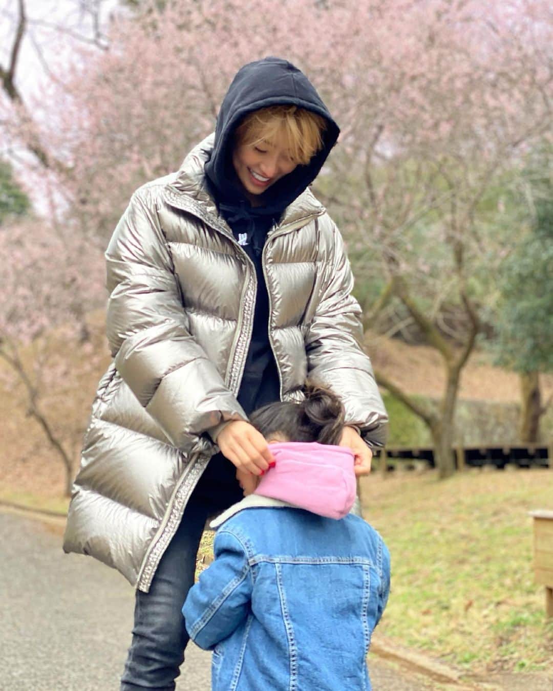 &mのインスタグラム：「ぐっどもーにんぐ🌸 今日で1週間おわり🎉笑顔でいってらっしゃーい🙌  お尻がいい感じにきんにくつう。昨日のが効いたな🌸」
