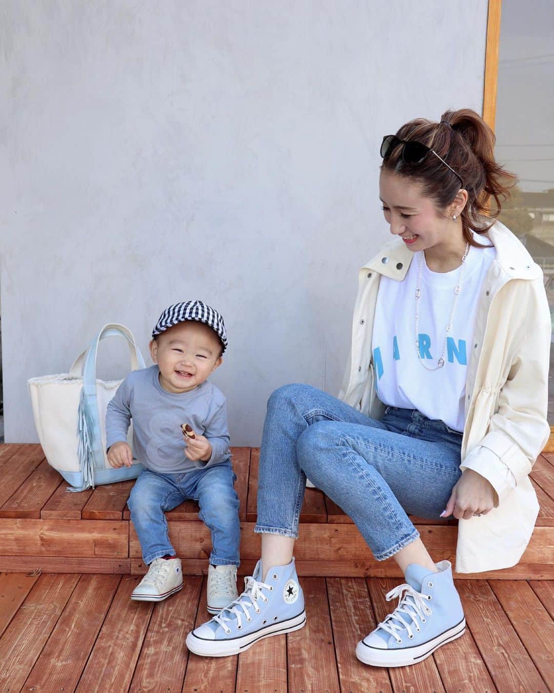 のインスタグラム：「ㅤ ㅤ ㅤ 💙 ㅤ ㅤ mama ㅤ tops： @marni outer： @beautyandyouth_official  pt： @moussyofficial  necklace： @hermes  shoes： @converse  bag： @ayako_bag   ㅤ baby ㅤ tops&pt： @zara  cap： @branshes  shoes：　@converse  ㅤ ㅤㅤ  ㅤ 新しくgetしたコンバースかわいすぎる👟 初めて @marni  blueのロゴに一目惚れ🐬  ㅤ ㅤ 今日は楽しみなところに行く🚗💭 家族でお出かけdayです🐎  ༘*  ㅤ  #mamagirl#locari#marni#hermes#converse#ayakobag#moussy#ギンガムチェック#マルニ#エルメス#ファランドール#ブルーコーデ#大人カジュアルコーデ#シンプルコーデ#高見えコーデ#プチプラコーデ#カジュアルファッション#親子コーデ#親子リンクコーデ#男の子ママ#1歳男の子#2歳差育児#マザーズバッグ#30代ファッション#アラサーコーデ#スニーカーコーデ  ㅤ」
