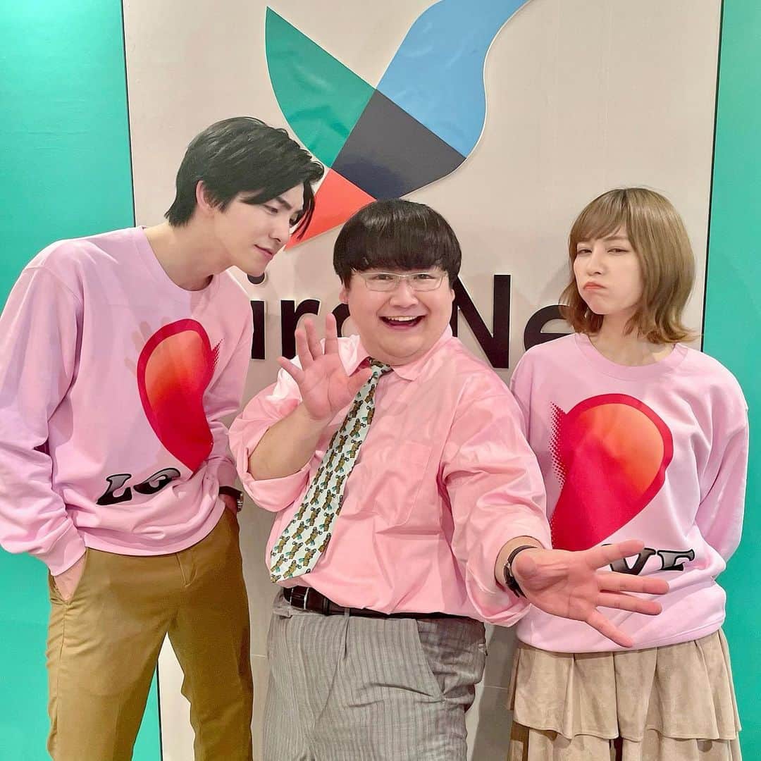 江戸モアゼル〜令和で恋、いたしんす。〜【公式】のインスタグラム：「泉美と鳥居の間に割って入る秋山室長（#雨野宮将明 ） お2人の顔が険しい…😧  最後は3人仲良く📸❣️ －－－－－－－－－－ #江戸モアゼル #粋キュン  #岡田結実 #葉山奨之 #吉谷彩子  #山口まゆ #一ノ瀬颯  #前田公輝 #田中直樹( #ココリコ)」