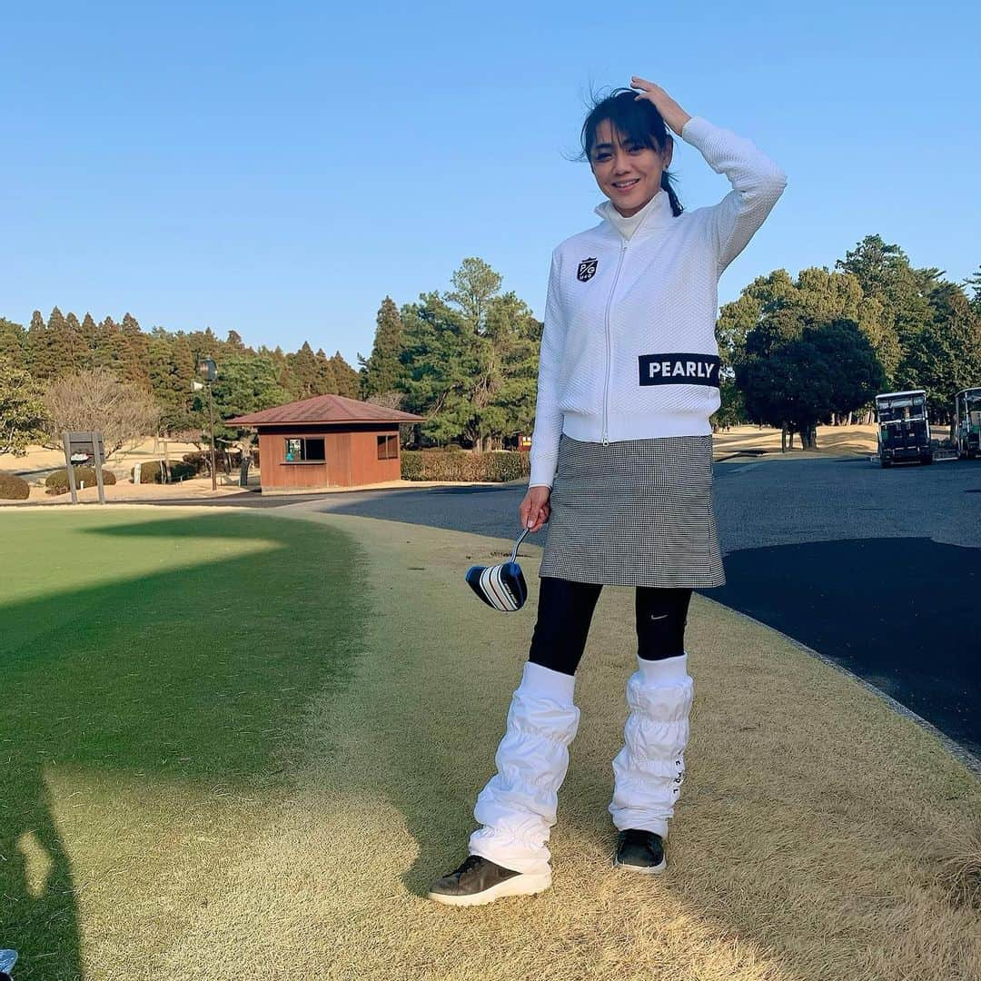 前田典子さんのインスタグラム写真 - (前田典子Instagram)「#マダムゴルフ⛳️🏌️‍♀️ #お天気良し☀️ #スコア悪し🌧 #まっいいっか 😂 #楽しければ #ゴルフウェア　は @pearlygates_official  の #ニットジップアップ  #レッグウォーマー　 #足元あったか❤️  帽子取って #髪の毛ボサボサ  #マイマイ @maikotakedaogawa  #れなぴょん @renapin0170  #また行こう　🏌️‍♀️ #リベンジゴルフ⛳️  #バンカー耕した😓 池の女神にボールプレゼントしてきた⚪️ 貴方が落としたのは金のボール？銀のボール？それとも？　 私のは白いボールです⚪️😅 いつもニューボール💦 #池ポチャ」3月12日 7時49分 - maenorichang