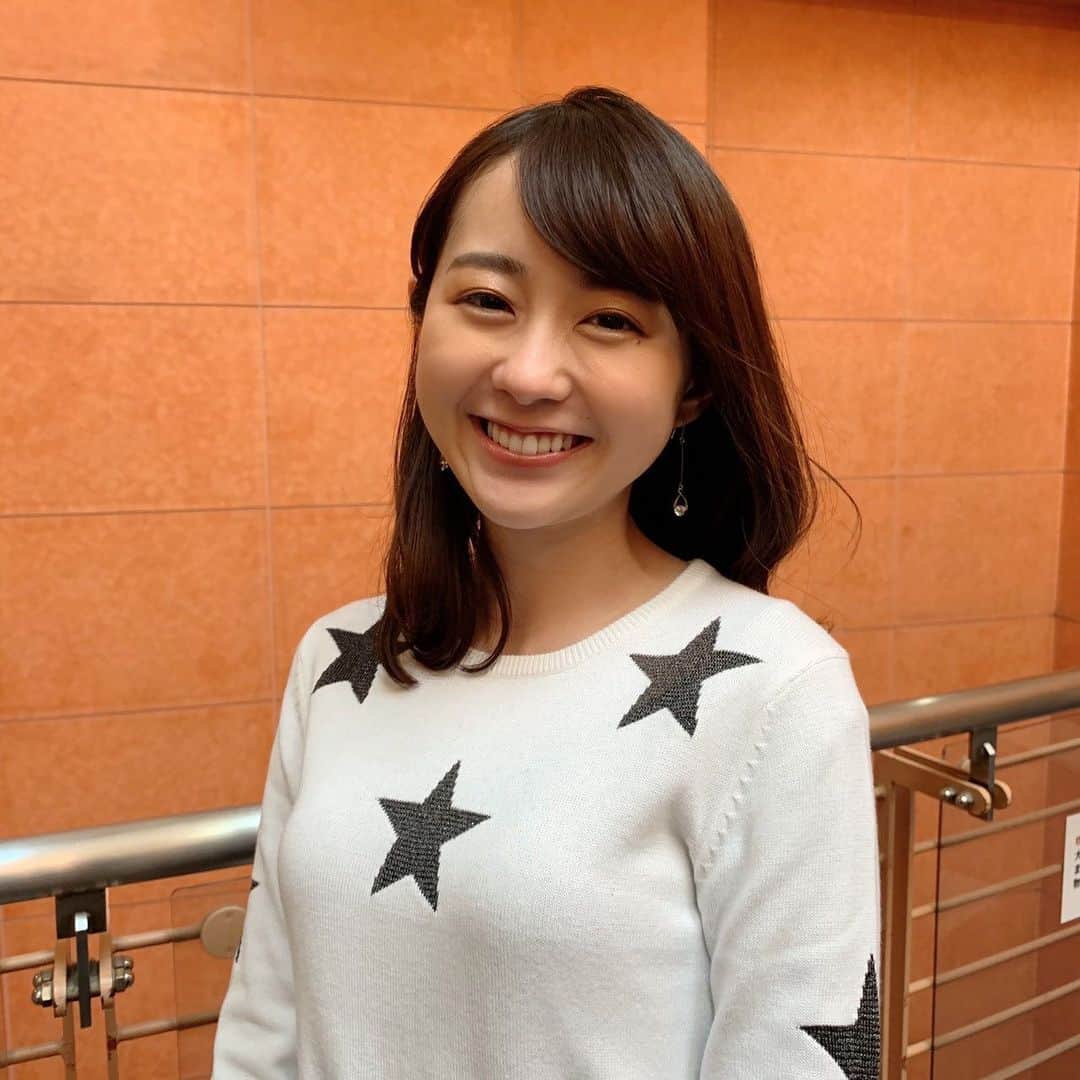 TBS「グッとラック」のインスタグラム：「【3月11日(木)の若林アナ🌱コーデ】  星柄のニットインパクト強めですね⭐️  ボトムは、黒タイトでシャープな感じにまとめてみました☝️  星柄ニットにボトム可愛いビタミンカラーを合わせるとポップな感じになりますのでお試しあれ✨  byスタイリストさん  ピアス→お世話や  明日のOA（あさ8:00〜）もお楽しみに！！  【#若林アナコーデ　で検索すると、今までのコーデがチェックできます❣️】  ※写真撮影の時のみマスクを外しています  #グッとラック！#tbs #若林有子アナ#若林有子#アナウンサー #ファッション #今日のコーデ#ootd#きょコ #コーデ #女性ファッション #ピアス #お世話や#トップス#スカート #冬コーデ#春コーデ#ヘアスタイル#ヘアセット#アナウンサーコーデ#アナウンサー衣装 #アナコーデ#木曜#若林アナコーデ #朝8時から#生放送」