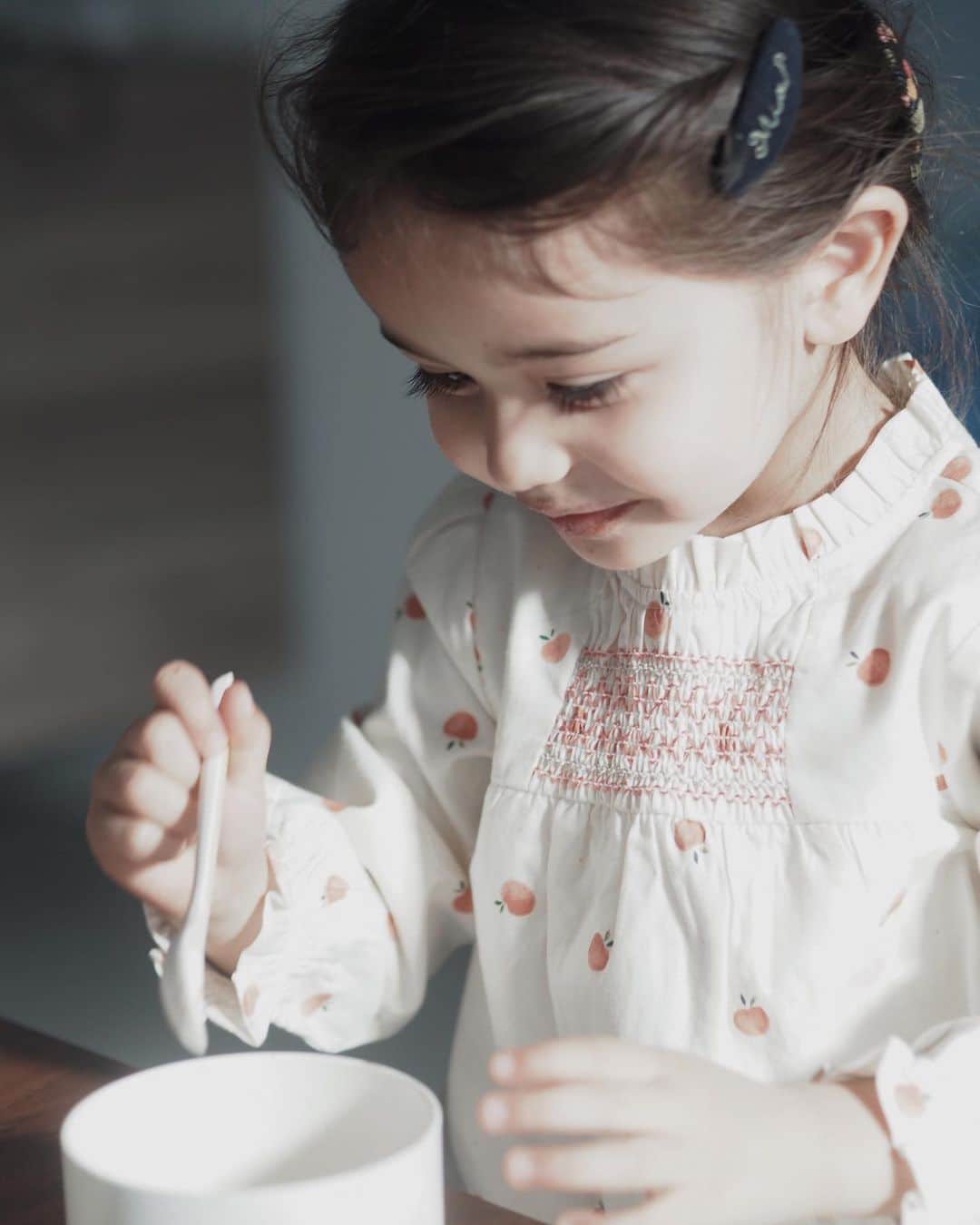 のインスタグラム：「Sweets time smile😋﻿ ﻿ ﻿ ﻿ 好きなものを食べてる時はムフフなこの表情🤤♡﻿ ﻿ この前チョコ味にトライしたヴィーガンアイス @vegan.shojin.plantall ﻿ 気になっていたプレーン味-白練-はまろやかで濃厚😳🤍﻿ Miaはチョコ派から寝返りました🤣﻿ ﻿ なんと豆乳とローカシューナッツがベースなんだそう🍨﻿ ﻿ ギルドフリースイーツはこどもにも﻿ ママのメンタルにも優しい😇﻿ ﻿ ﻿ 🍊dress @mini_____closet ﻿ ﻿ ﻿ ﻿ ﻿ #3歳 #36monthsold #3yearsold #たれ目#たれ眉 #miababyliving ﻿」