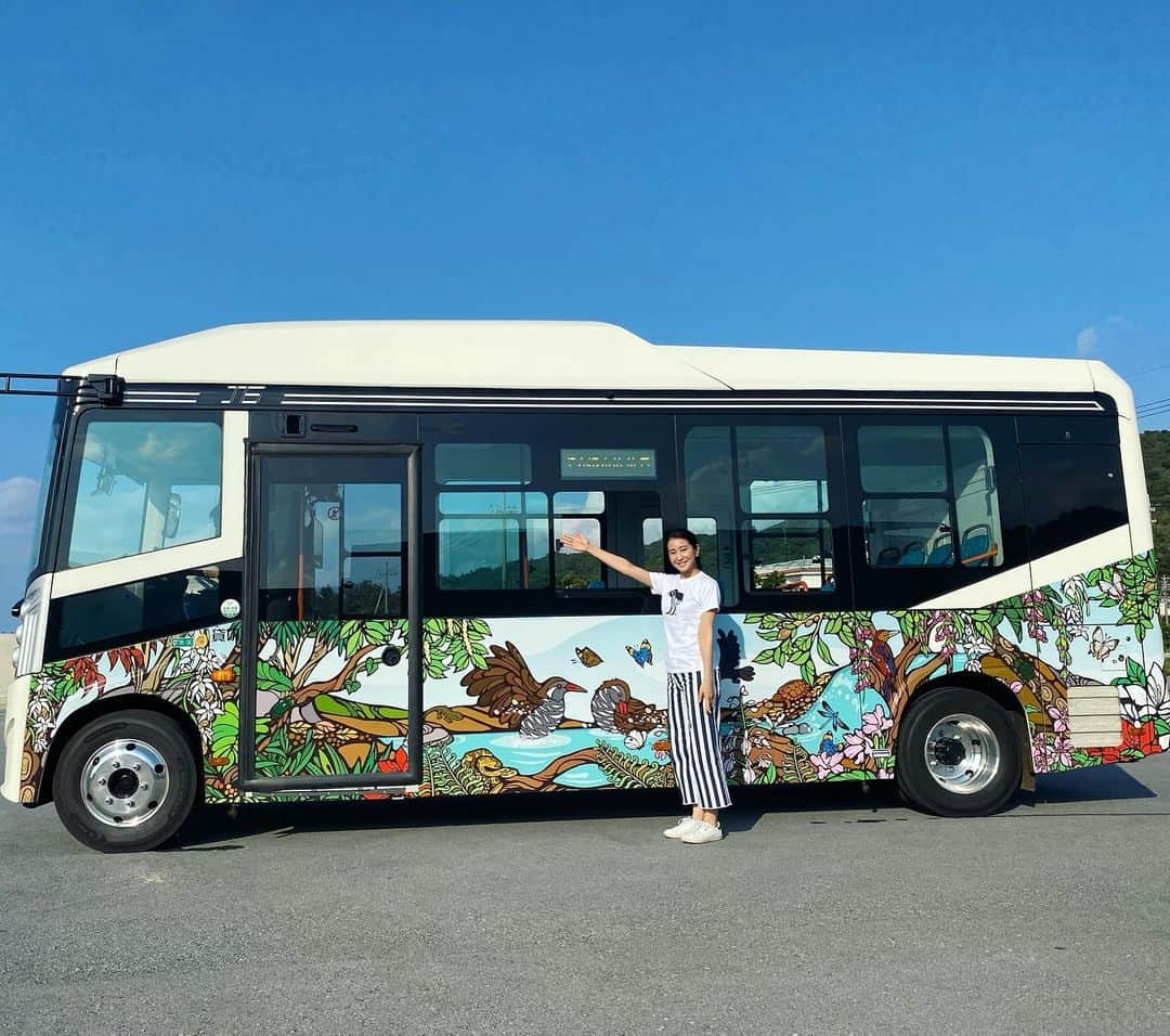 長嶺花菜のインスタグラム：「🌳﻿ ﻿ #やんばる黄金号 で 世界自然遺産候補地を巡るツアーに参加しました♪﻿ ﻿ #電気バス の車体には、﻿ #POKKE104 さんがデザインした﻿ やんばるに生息する生き物や草木が描かれています😊﻿ ﻿ #道の駅ゆいゆい国頭 で買ったヤンバルクイナTシャツを着て記念撮影♪﻿ ﻿ @pokke104  @yuiyui_kunigami   #やんばる #大宜味村　 #東村 #国頭村 #世界自然遺産候補地 #黄金号 #JTA」