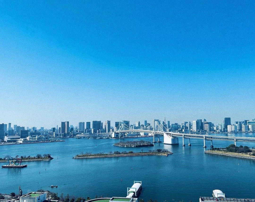 小澤陽子さんのインスタグラム写真 - (小澤陽子Instagram)「☁︎  みなさんの上にある空は、どんな空でしたか？ 日本が心一つになる日、 過去・現在・未来が 繋がる日。  今日の東京の空は、雲が全然なくて、 この空で東北と、世界と繋がってるんだなぁ と、考えていました。  あの日から、 もう１０年、まだ１０年。  未だ避難生活を強いられている方もおられる現状。  ぶつけどころのない痛み、苦しみは 時間が経っても消えない、 経験していない私たちには 想像しても、し切れないものだろうなと思います。  あの日に関する特集を目にする度に、 涙が溢れ、いたたまれない気持ちになる。  東北では、まだ雪も降っていたこの季節。 見舞われた地域の夜は、毎晩、 街は波に飲まれて 灯りもなく真っ暗だったはず。 風や寒さから 身を守る物もなかったはず。 繰り返し来た津波の恐怖と闘っていたはず。 そんな中 夜を過ごした体験・恐怖は、 忘れたくても忘れられないと思います。  それでも、 ここまで１０年間逃げずに向き合う姿、 乗り越えたからこそある この生活を 大切に、そして“強く” 生きる姿を見て、 私たちも、どんなことがあっても、 今ある命・時間を 大切に、一生懸命生きなければ、と強く思います。  忘れたい、忘れられない、忘れてはいけない記憶。  私が一緒に暮らしていた曽祖母からは、 自身が遭った関東大震災(大正12年)の話を聞いていました。 “お昼時だったから、火事になって大変だったんだよ” と話していた曽祖母。 幼いながらに『二次災害』の怖さを知り、頭のどこかにいつもありました。  この災害で学んだことを、未来に、後世に、 対策も踏まえて ”語り継ぐ意義” を感じます。  いつまた他の災害がくるかわからない。 ケースに寄って異なる災害にどう”備える”か、 当事者意識を持って考えておく。 家族で話し合っておかねばですね。  この経験・多くの命を無駄にしないためにも、 多くの人の教訓としてこれから生きていくよう 今がある『有り難み』を強く持ちながら、 私たちも、伝え続けていきたいです。  It’s been already / yet “10 years” passed since we had Great East Japan Earthquake.  2021.3.11  #わすれない #未来へつなぐ #311を忘れない」3月11日 23時13分 - yoko.ozawa729