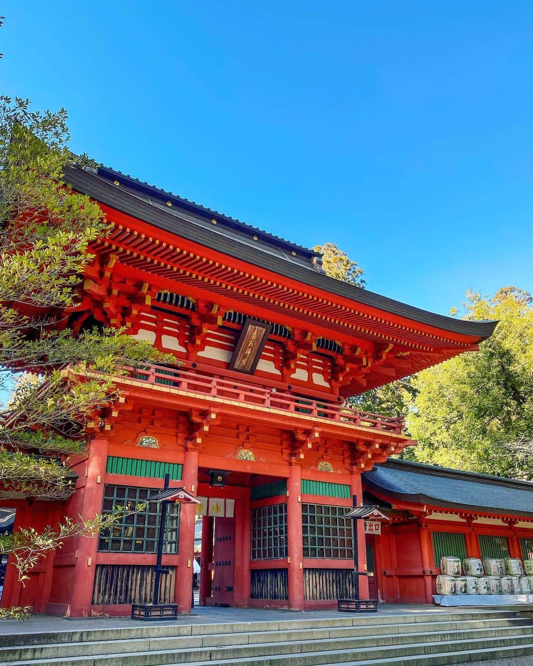 土屋香織さんのインスタグラム写真 - (土屋香織Instagram)「⛩.香取神宮 大きな鳥居が迫力の香取神宮。 全国にある香取神社の総本社です。 広くてびっくり！ . 3.11なので地震にちなんだ話を。 ここには要石（かなめいし）という石がありました。 下総国に数多い地震を鎮めるために置かれた凸型の石。 ちなみに鹿島神宮には凹型の要石があって 対になっているのだそう。 気づけばあの地震から10年なんですね。 コロナで普通ではない日々ですが 電気も食べ物もある中で日常を送れる幸せ。 ありがたいことなんだって忘れないようにしたいですね。 . みたらし団子が温かくて美味しかった🍡 . カロリーメイトの神社もありました！ . . . #香取神宮 #千葉県 #佐原 #みたらしだんご #かおvoyage #佐原観光 #千葉旅行 #たびすたぐらむ #旅行好きな人と繋がりたい #旅スタグラム #旅好きな人と繋がりたい #beautifuldestinations #神社 #御朱印 #御朱印帳 #神社と旅する #タビジョ #東京女子部 #joytb #otonatabi_japan #jtbで旅したい #stayway女子旅 #かおvoyage #exploringtheglobe #aroundtheworld #ファインダー越しの私の世界  #tokyocameraclub #genic_mag #retrip_nippon #genic_japan」3月11日 23時15分 - kaorintsuchiya