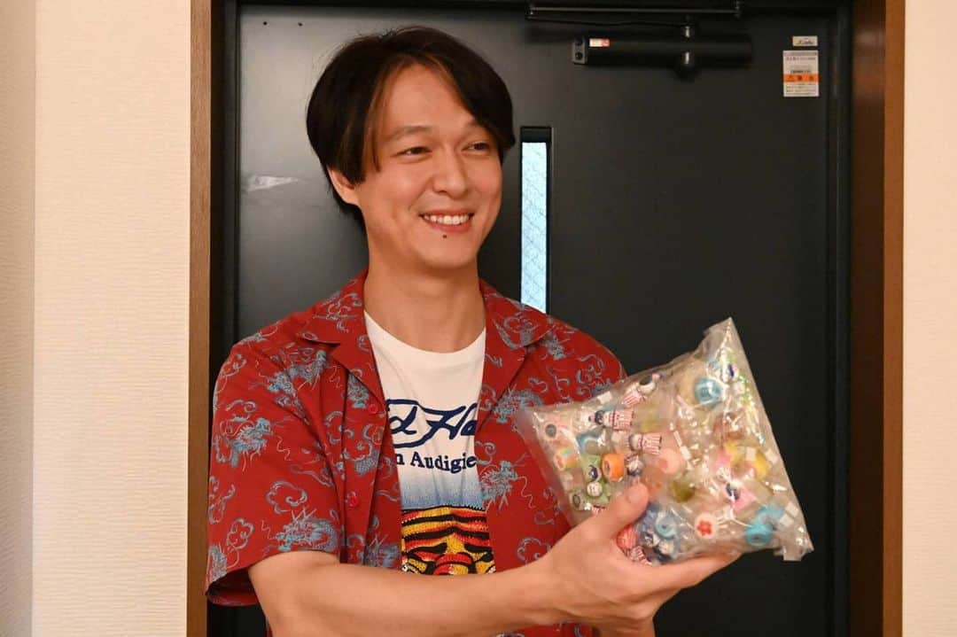 知ってるワイフのインスタグラム：「次週、3月18日(木)最終回‼️  #知ってるワイフ 最終回に スペシャルゲストとして \🧡#丸山隆平 さんが 　　　　　　出演決定🧡/  丸山さんは、 元春(#大倉忠義)が 再びタイムスリップした "ある場所"で出会う人物  ド派手な服着た生粋の関西人です😄  現場の様子とコメントは 公式ホームページで🧡」