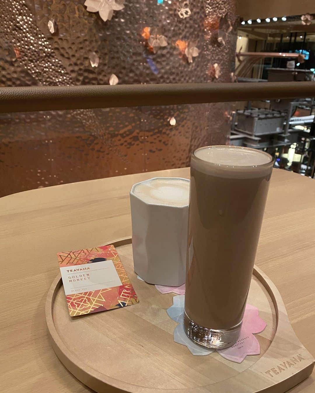 相原百花のインスタグラム：「. ✔️ STARBUCKS RESERVE® ROASTERY TOKYO . milk tea ☕️ コーヒーノメナイ . #starbacksreserveroastery#star#starbucksjapan#starbuckscoffee」