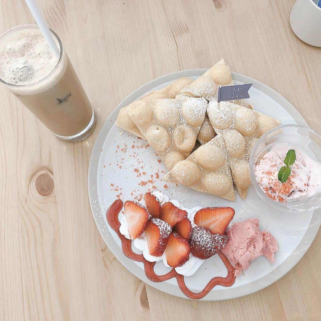 尾野寺みさのインスタグラム：「﻿ ﻿ ﻿ ﻿ ワッフルっておうちで作る人もいるけど、お店で食べると美味しいし、素敵だし、何よりお店で食べるという経験がすき﻿ ﻿ ﻿ ﻿ #ワッフル #おやつ #カフェラテ﻿ #カフェ #カフェ巡り #カフェスタグラム ﻿ #スイーツ #スイーツ好き #甘党　﻿ #cafe #waffle #sweetslover﻿ #afternoontea #アフタヌーンティー﻿」