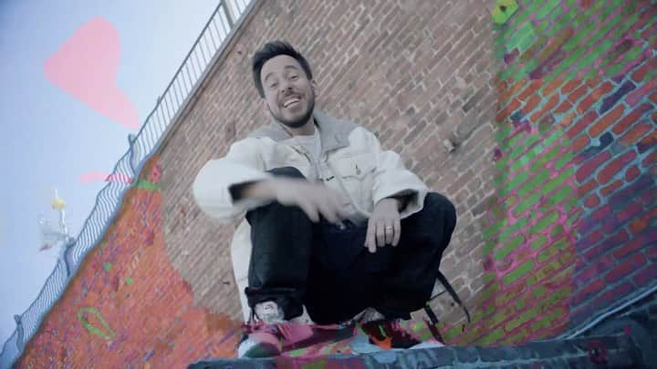 マイク・シノダのインスタグラム：「Happy Endings (feat. @ianndior and @upsahlmusic) music video out now. 🔗 in bio  Directed by: @pix3lface」