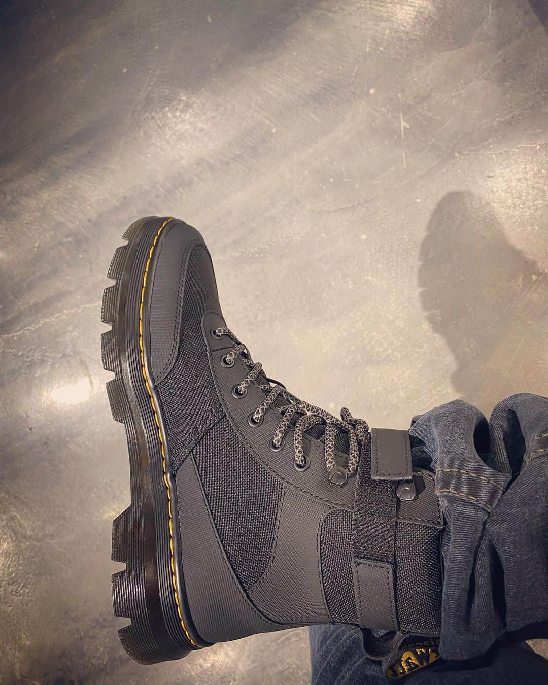 長田成哉のインスタグラム：「履いてたブーツスニーカーがなかなかボロボロだったので。 初マーチン。 #drmartens」