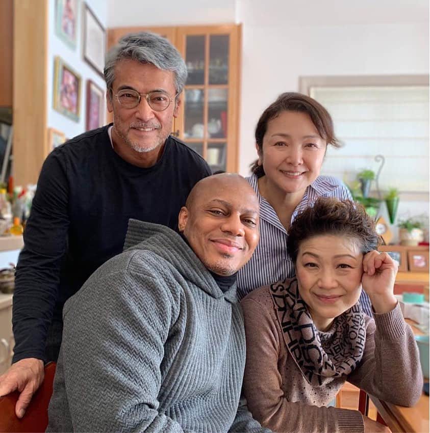 渡辺裕之のインスタグラム：「私のプロフィール写真を撮ってくれてた 友人のカメラマンMが 関西に引っ越すと言うので 我が家でお別れ会ランチ。妻のワンプレートパスタにデザートは pâtissier Masako のレモンタルト。 寂しくなるぁ🥲 #エッムフォトグラフィック  #友情  #photographer  #masakosweets #goodluck」