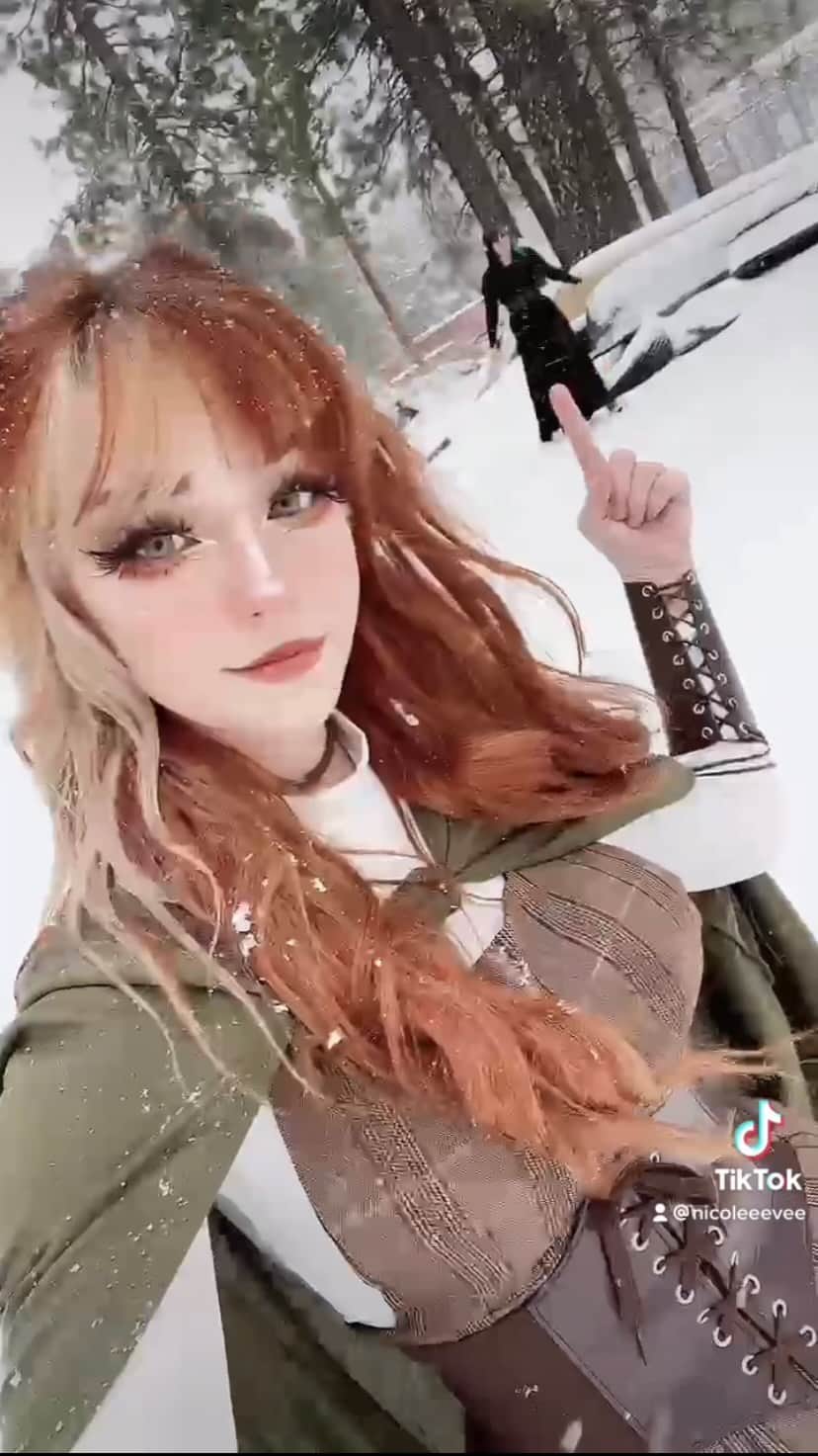 Nicole Eevee Davisのインスタグラム：「@7253lothiriel and I took advantage of our snow day and had a little larp session in my backyard 🌲🏔 moments like this help put me at ease to forget all that clouds my mind and holds me down in my daily life 🖤 I’m thankful for escaping」