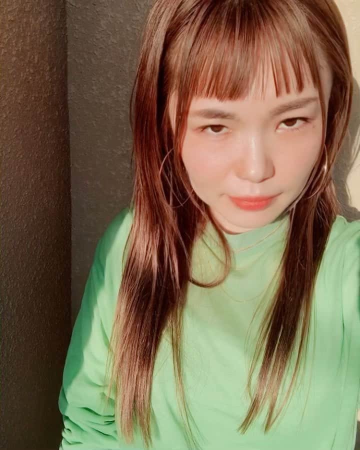 坂詰美紗子のインスタグラム：「人生、色々あるよね。 周りを見ていると、みんなそれぞれ何かしら抱えているから、自分のナーバスな気持ちはなるべく自己解決しなければいけない。と思っている。 たまにある、なんか気持ちが引きずられてアガんないわー。みたいな日。 そんな時、私はなるべく色物の服を選ぶようにしている。 黒い服はフレンチっぽくて好きだけど、色物を着ると気持ちが色についていく感覚。 なんだろう、服に気持ちがジワジワ馴染んでいくような。さ！ 落ち込む事に飽きたら、また立ち上がればいい。明るい色の服を着て。  ・ ・ ・ #明るい色の服を着て #ひあたり良好  #みどり #green #前髪切りたて #life #fashion #春 #spring」