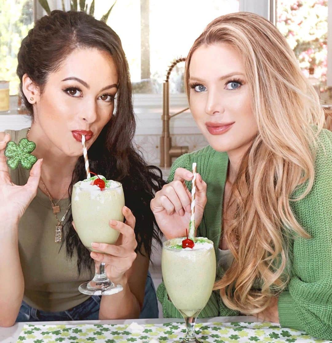 ティファニー・トートさんのインスタグラム写真 - (ティファニー・トートInstagram)「@missashleydoris and I made our own dairy-free version of a McDonald’s shamrock shake! 🍀 Have you ever had one?? 🍀 Recipe in Bio」3月12日 2時38分 - tiffanytothxoxo