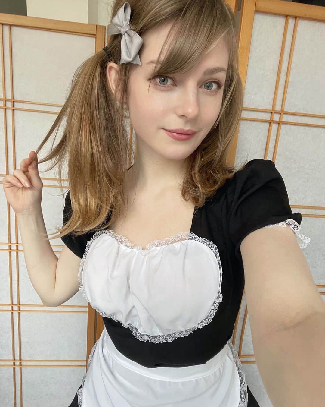 Ella Freyaのインスタグラム：「At your service ~~」