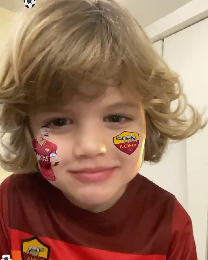 エディン・ジェコのインスタグラム：「Forza Roma, forza papà 💛❤️ #9」