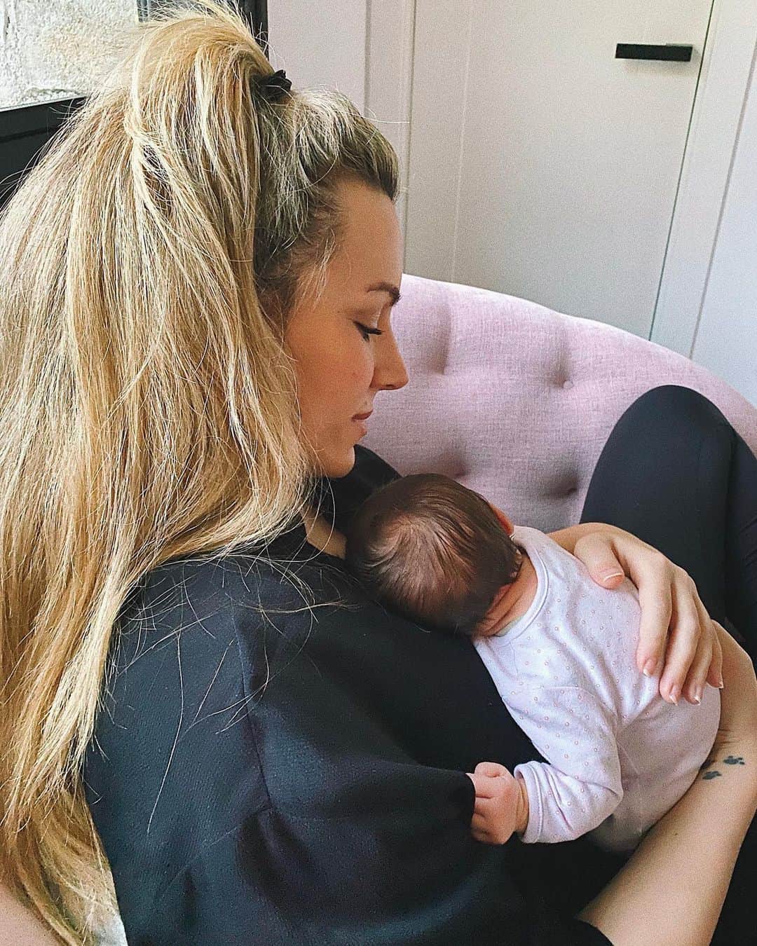 エドゥルネのインスタグラム：「Cómo puede ser que, con tan sólo una semana, te pueda querer más que a mi vida!?? Mi bebita preciosa!!👶🏼💗 #Yanay #MiBebita #Babydurne #1SemanaDeVida」
