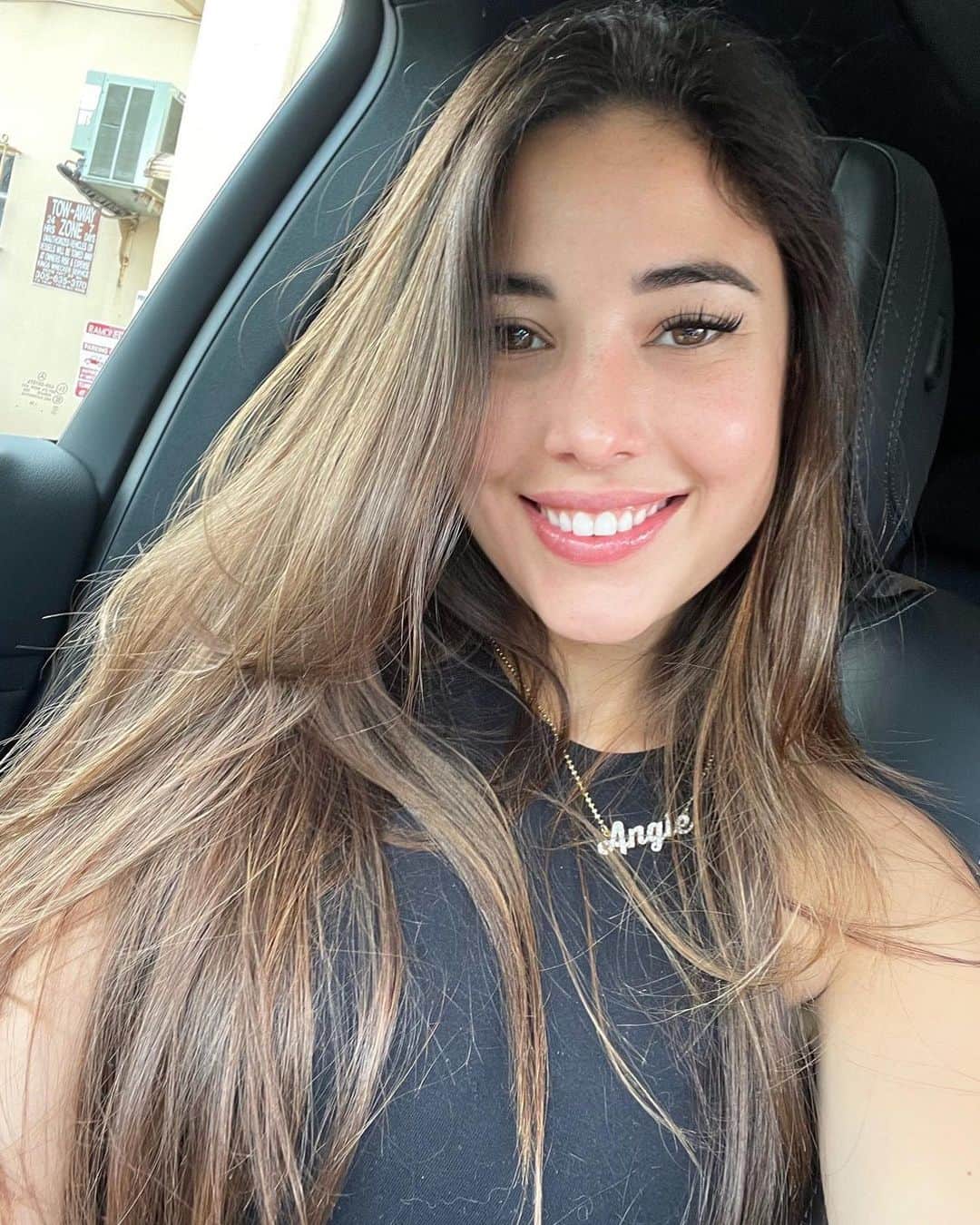 アンジー・ヴァローナのインスタグラム：「Smile bright as the sun 🤩 smile @sonriedentalstudio」