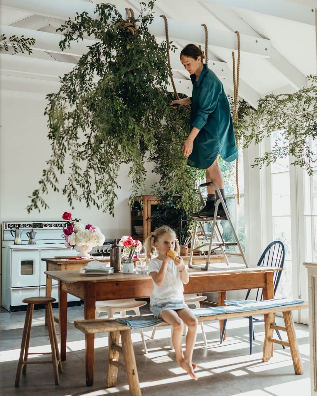 Vogueさんのインスタグラム写真 - (VogueInstagram)「Several 2021 home decor trends are scattered throughout the homes found in our April issue: more-is-more maximalism, playing with grand scales, floral-filled romance, indoor-outdoor living, and a modern take on the family room. One of 2021’s home decor trends is Biophilic design (things that mimic nature), as seen in the woodsy whimsy in the abode of @annabellehickson (above).  Tap the link in our bio to see–and shop–all home decor trends. Photographed by Pip Williams, Vogue, April 2021」3月12日 5時25分 - voguemagazine
