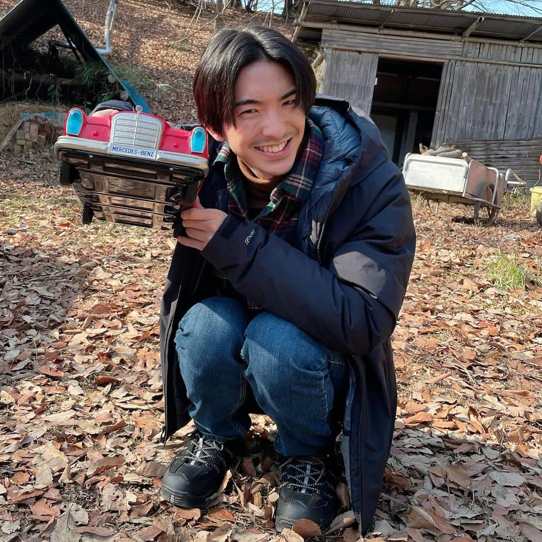 江戸モアゼル〜令和で恋、いたしんす。〜【公式】のインスタグラム：「ミニマリスト鳥居  台本には【ミニカー】と書いてありましたが…  ミニカーには見えません😂  －－－－－－－－－－ #江戸モアゼル #粋キュン  #岡田結実 #葉山奨之 #吉谷彩子  #山口まゆ #一ノ瀬颯  #前田公輝 #田中直樹( #ココリコ)」