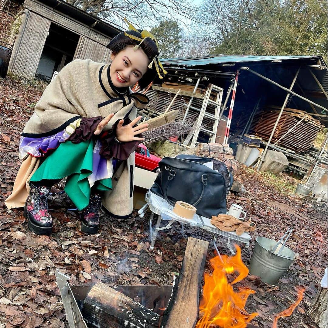 江戸モアゼル〜令和で恋、いたしんす。〜【公式】のインスタグラム：「撮影は火の粉と煙との戦い🔥 風向き的に #葉山奨之 さんの方へ🧢💦 －－－－－－－－－－ #江戸モアゼル #粋キュン  #岡田結実 #葉山奨之 #吉谷彩子  #山口まゆ #一ノ瀬颯  #前田公輝 #田中直樹( #ココリコ)」