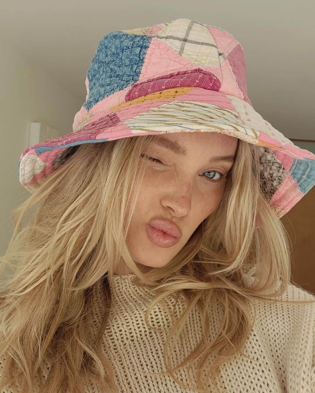 エルザ・ホスクさんのインスタグラム写真 - (エルザ・ホスクInstagram)「Loves a hat🌸💖」3月12日 5時46分 - hoskelsa